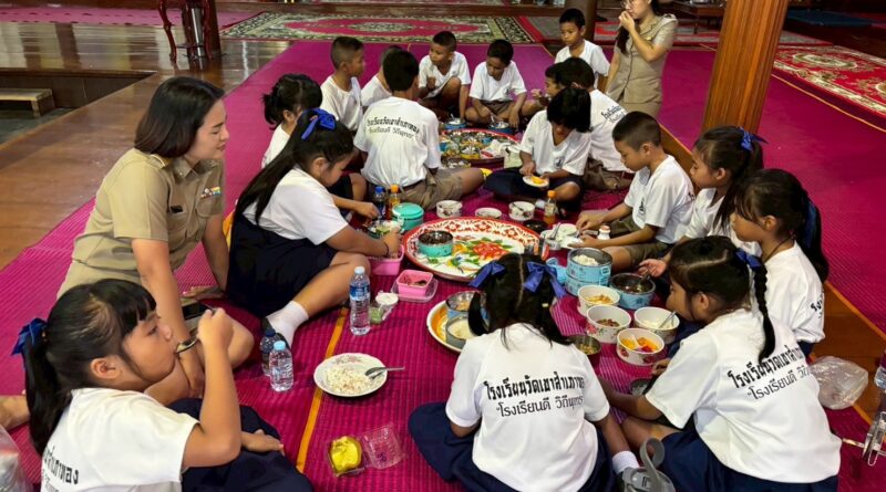ทำบุญตักบาตรที่วัดเขาสำเภาทอง เ