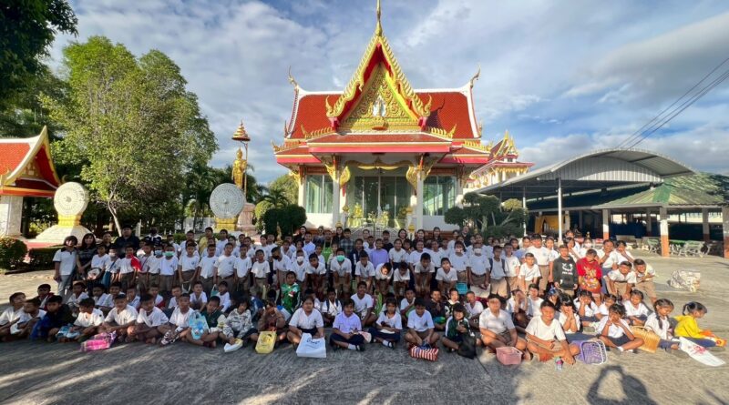 ร่วมกิจกรรมตักบาตรข้าวสารอาหารแห้ง ณ วัดเขาสำเภาทอง