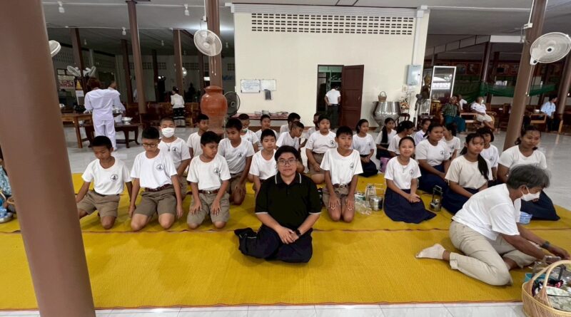 นักเรียนชั้นประถมศึกษาปีที่ 6 ร่วมทำบุญตักบาตรที่วัดเขาสำเภาทอง