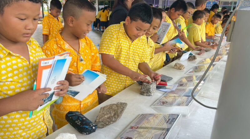 นิทรรศการและฐานการเรียนรู้ภายใต้หัวข้อ เรื่อง แร่ หิน และซากดึกดำบรรพ์