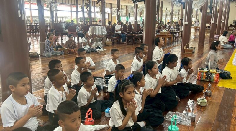 นักเรียนชั้นประถมศึกษาปีที่ 4 ร่วมทำบุญตักบาตรที่วัดเขาสำเภาทอง